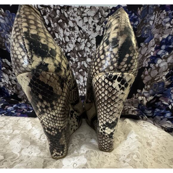 Steve Madden P-Mardi Faux Snake Skin Gray/white Wedge Heels, Closed Toe, 7 - Picture 5 of 10